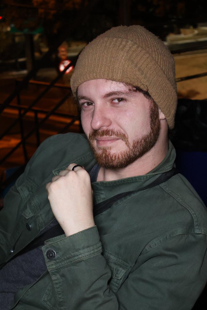 Luke Francisco de jaqueta verde e touca