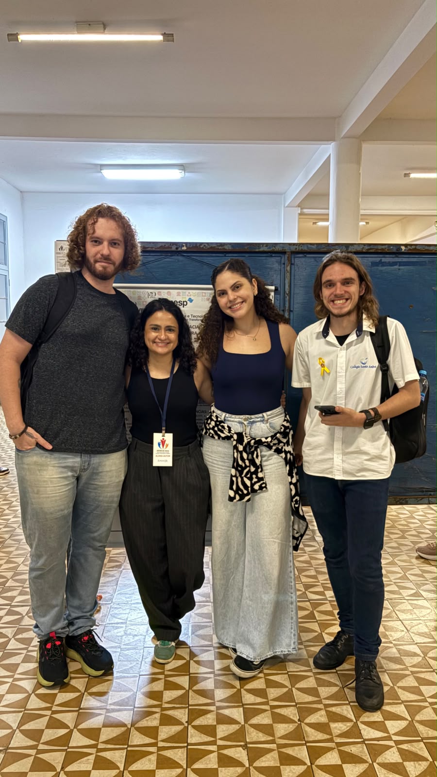 Luke Francisco com seus três colegas de faculdade